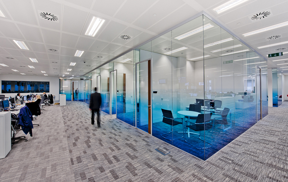 Diseños de oficina con despachos de cristal azul