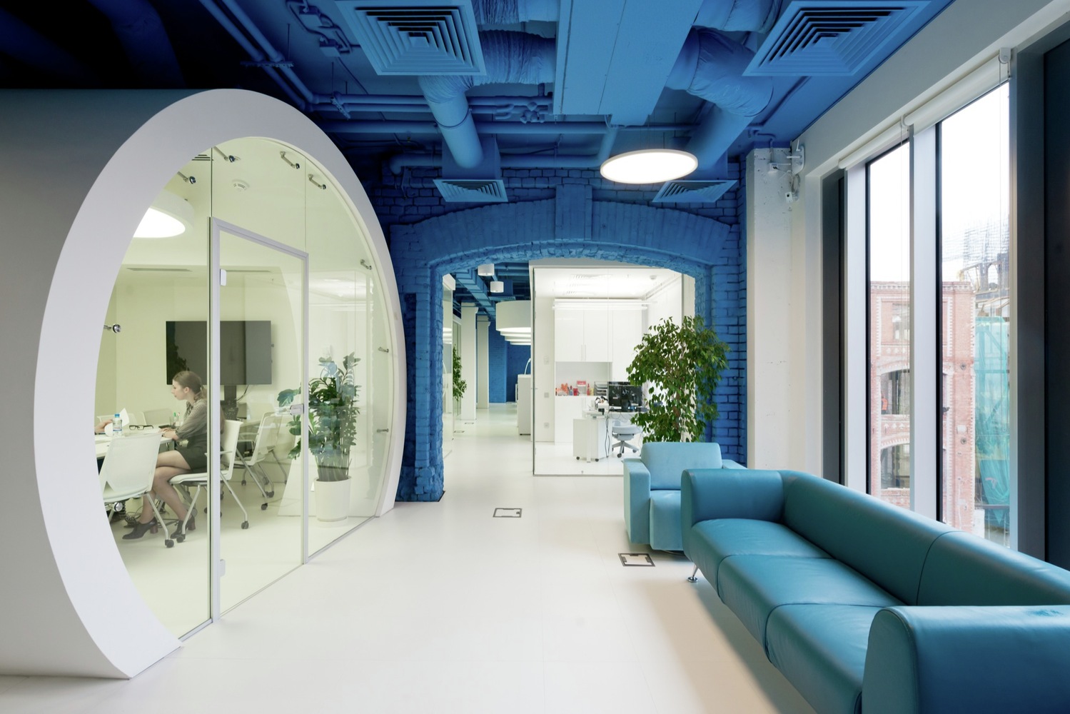 Diseño de oficina con tuberías azules