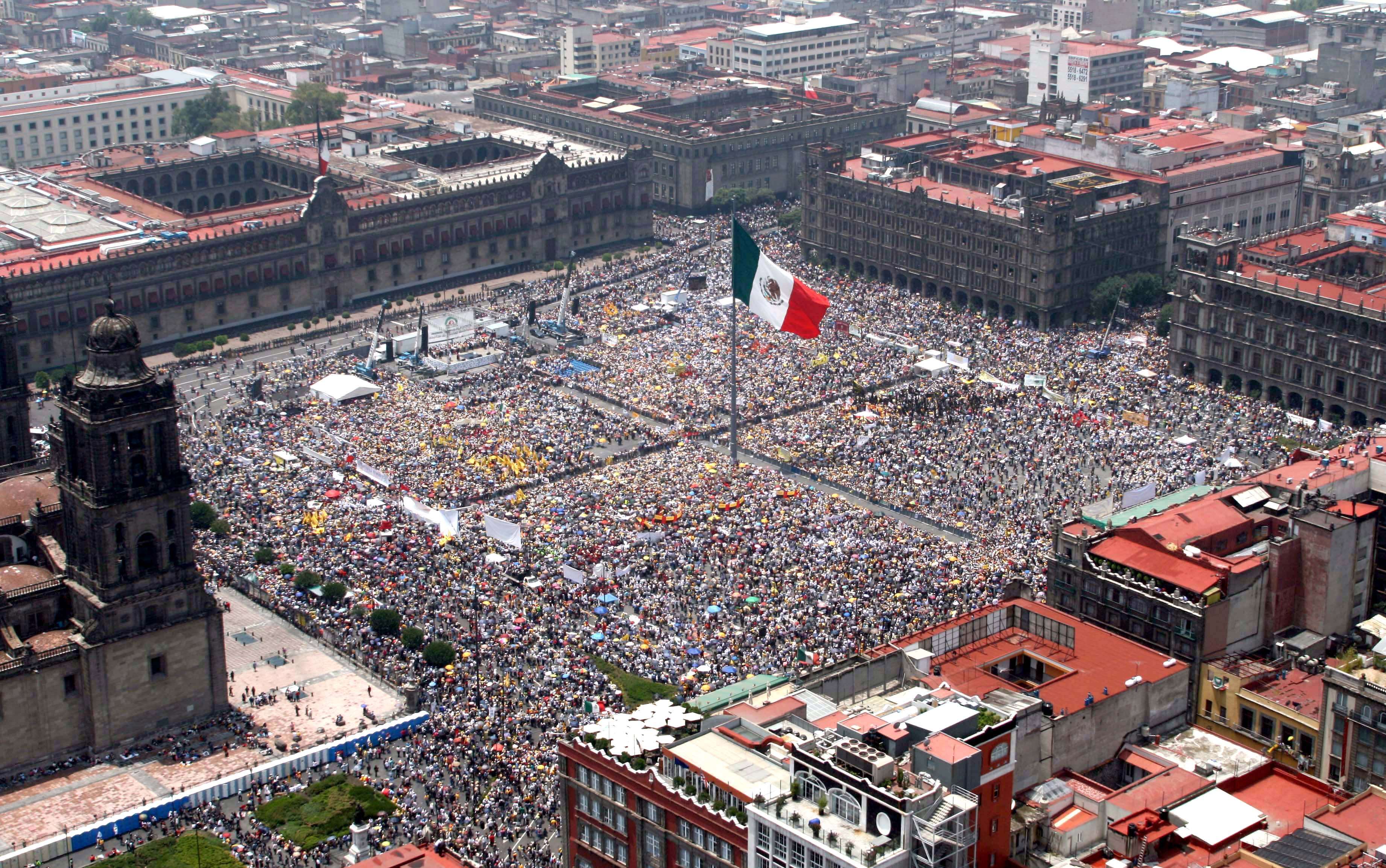 City hear. Площадь Сокало Мехико Мексика. Площадь Эль Сокало. Площадь Зокало в Мехико.